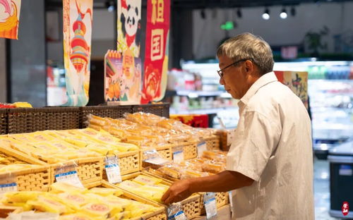 中秋佳節(jié)臨近，各式月餅搶“鮮”上市，食品市場(chǎng)迎來(lái)銷售熱潮
